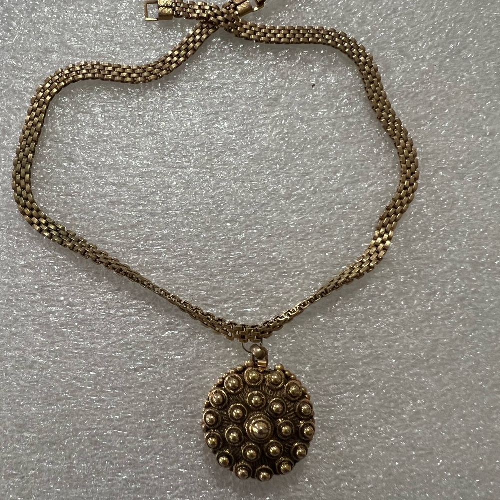 Lisner Rare Gold plated Locket Necklace Antique design in both sides - Picture 2 of 14